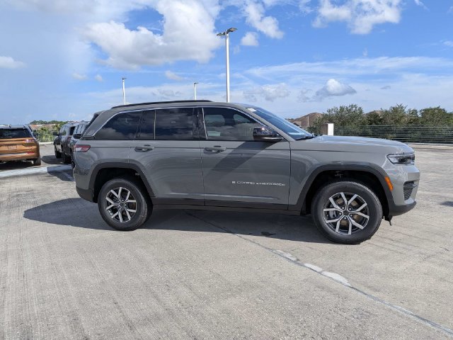 New 2027 Jeep Grand Cherokee Laredo RWD image 3