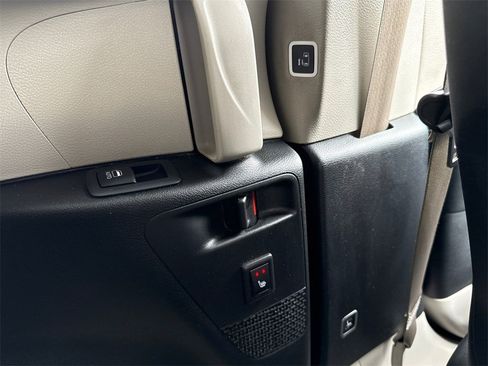 Used 2022 Chrysler Pacifica Touring-L w/ Uconnect Theater Family Group image 19