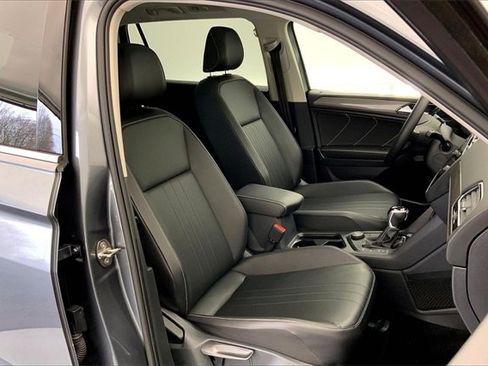 Used 2022 Volkswagen Tiguan SE w/ Panoramic Sunroof Package image 7