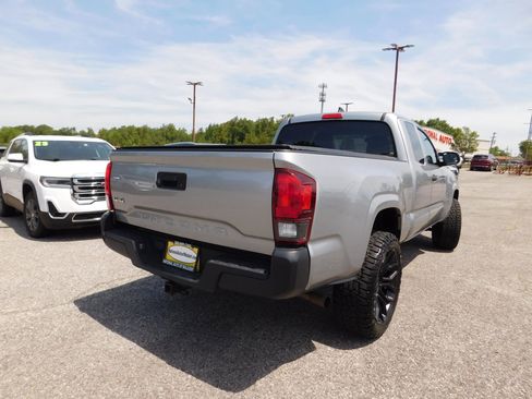 Used 2018 Toyota Tacoma SR AWD/4WD image 5