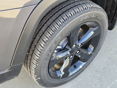 New 2025 Jeep Grand Cherokee L Altitude image 6