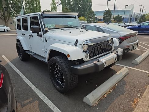Used 2017 Jeep Wrangler Unlimited Sahara w/ Connectivity Group AWD/4WD image 3