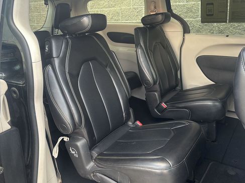 Used 2023 Chrysler Pacifica Touring-L image 26