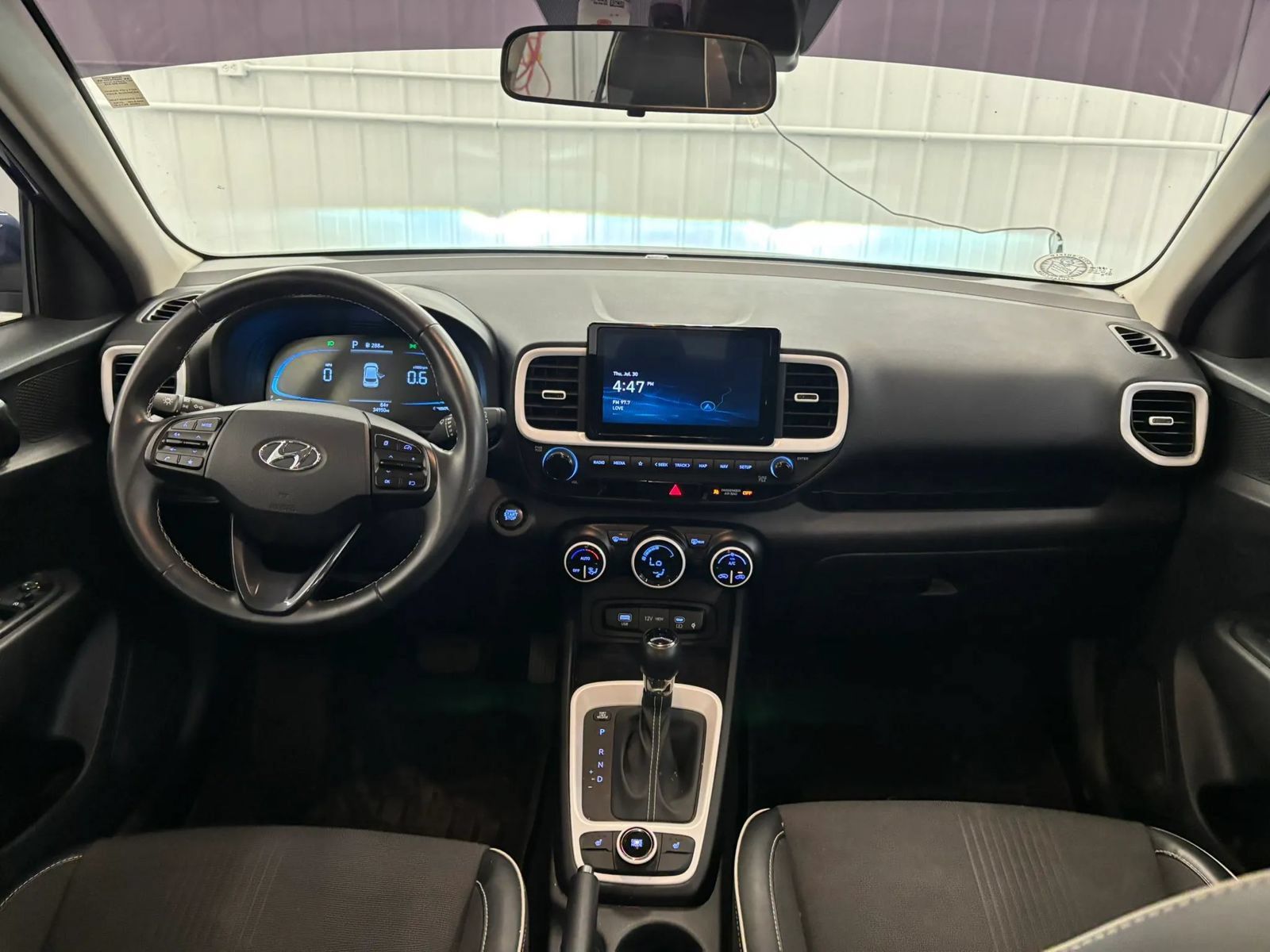 Used 2023 Hyundai Venue Limited FWD image 19