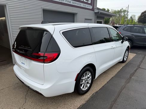Used 2025 Chrysler Pacifica Select FWD image 3