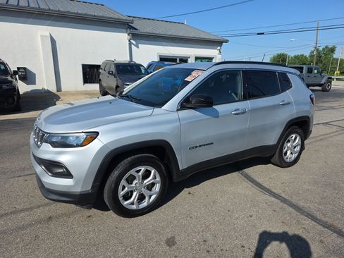 Used 2024 Jeep Compass Latitude AWD/4WD image 1