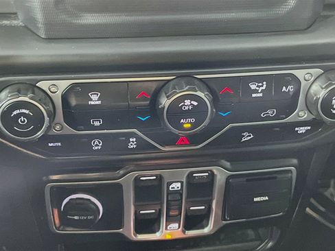 Used 2018 Jeep Wrangler Unlimited Sahara AWD/4WD image 26