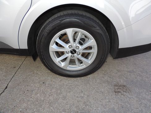 Used 2022 Kia Carnival LX image 12