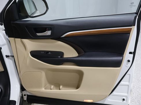 Used 2017 Toyota Highlander Limited Platinum image 24