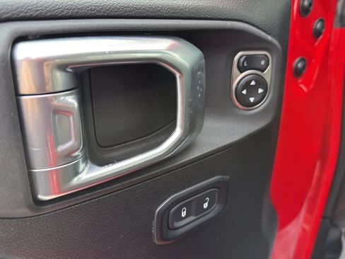 Used 2025 Jeep Wrangler Unlimited Rubicon AWD/4WD image 14
