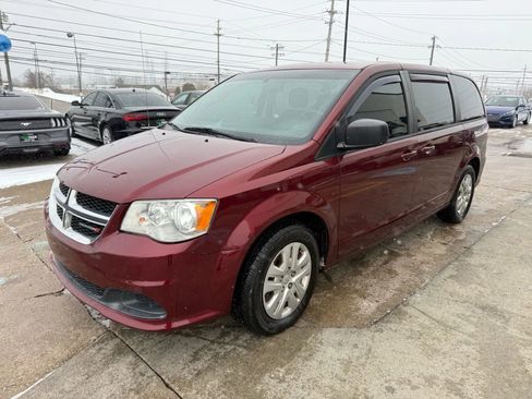 Used 2018 Dodge Grand Caravan SE w/ UConnect Hands-Free Group image 5