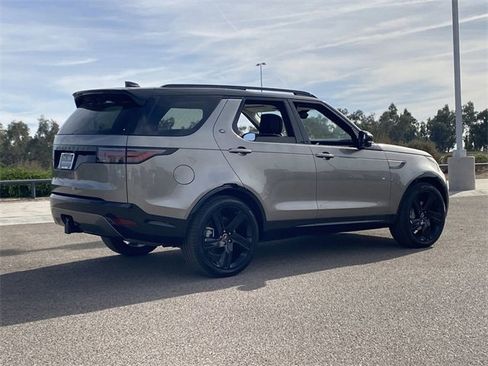 Used 2025 Land Rover Discovery Dynamic SE image 17