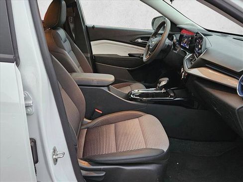 Used 2025 Chevrolet Trax LT image 18