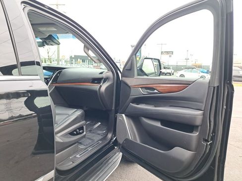 Used 2018 Cadillac Escalade Luxury image 16
