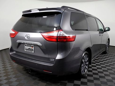 Used 2018 Toyota Sienna Limited image 9