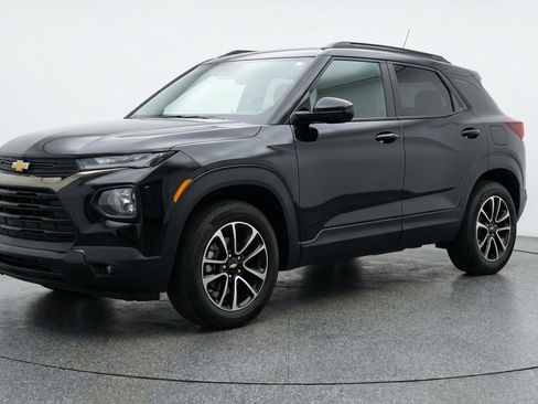 Used 2025 Chevrolet TrailBlazer LT FWD image 3