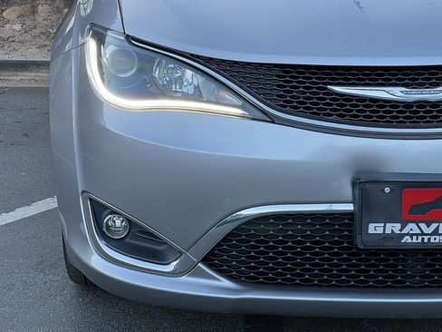 Used 2017 Chrysler Pacifica Limited w/ Tire & Wheel Group image 4