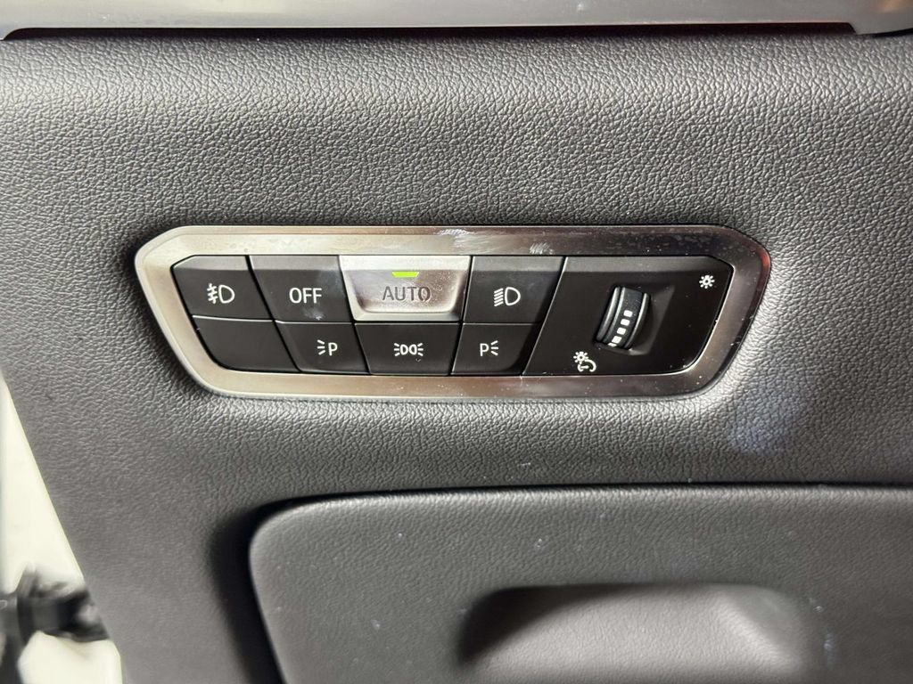 Used 2022 BMW X7 xDrive40i w/ M Sport Package AWD/4WD image 19