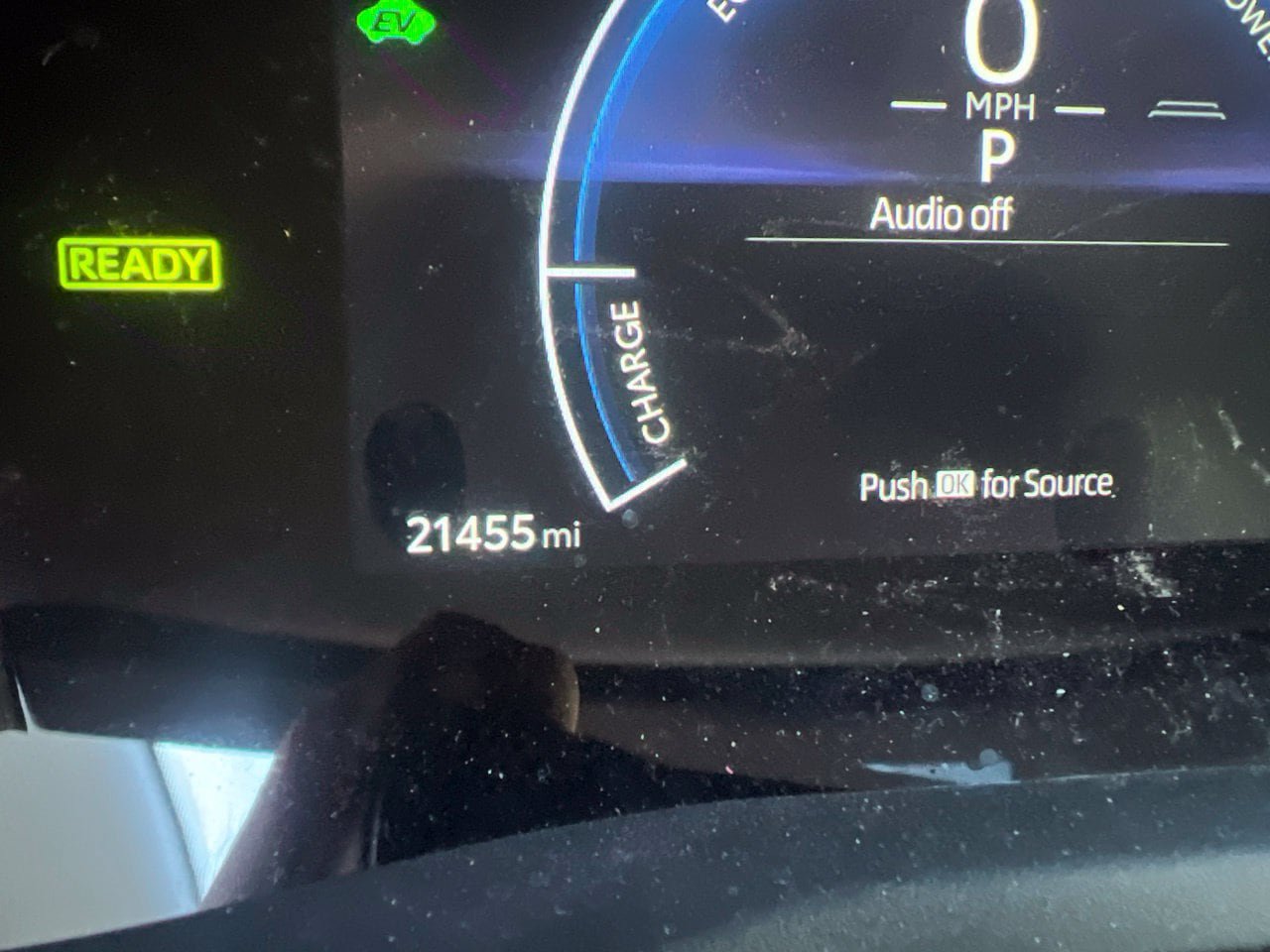Used 2025 Toyota Camry LE w/ Convenience Package FWD image 4