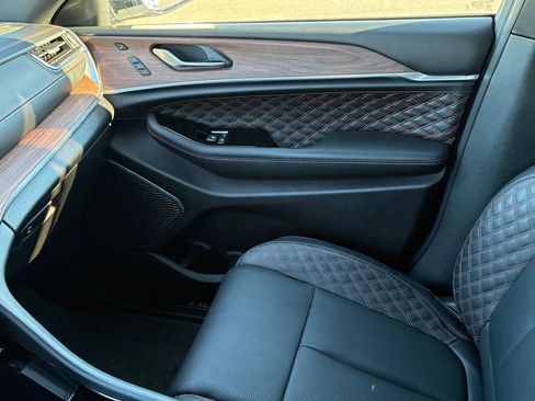 Used 2025 Jeep Grand Cherokee Summit image 30