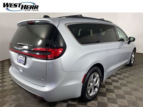 Used 2023 Chrysler Pacifica Limited FWD image 22