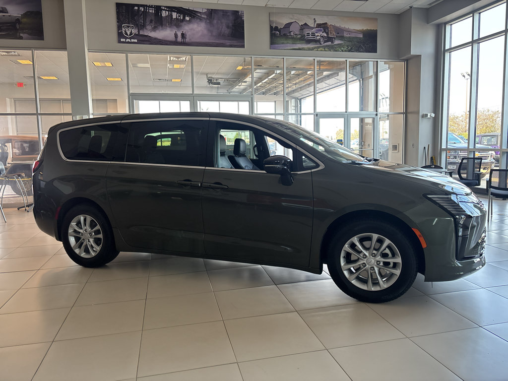 New 2027 Chrysler Pacifica Select FWD image 4
