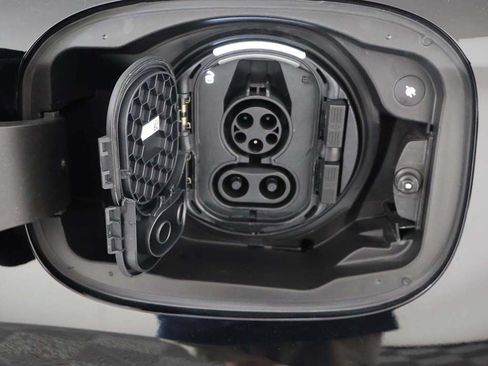 Used 2025 Mercedes-Benz GLC 350e 4MATIC image 17