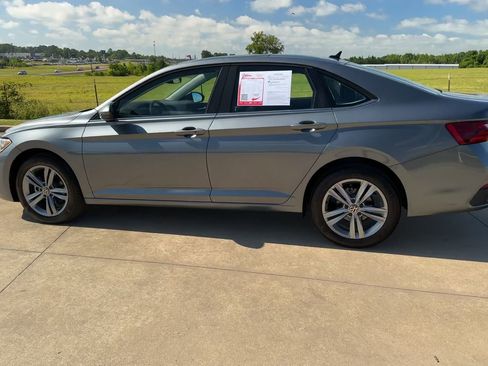 Used 2024 Volkswagen Jetta SE w/ Panoramic Sunroof Package image 5