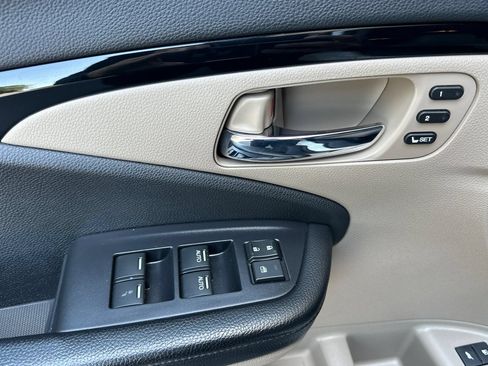Used 2019 Honda Pilot Touring image 11