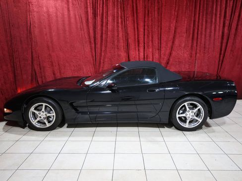 Used 2002 Chevrolet Corvette Convertible RWD image 3