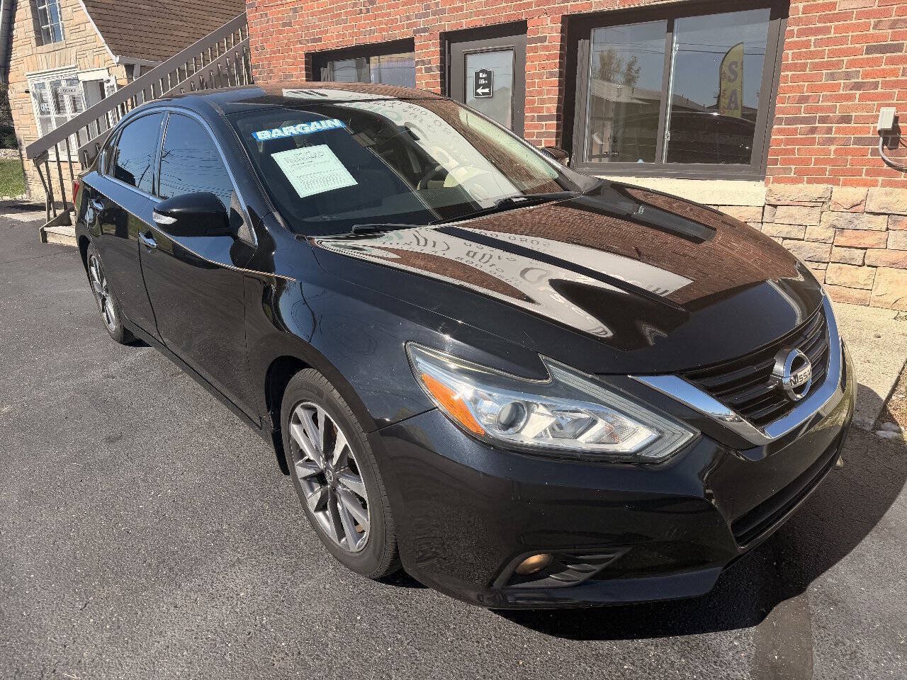 Used 2017 Nissan Altima 2.5 SV w/ Convenience Package FWD image 2