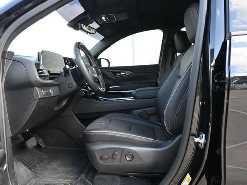 Used 2025 Chevrolet Traverse High Country FWD image 17
