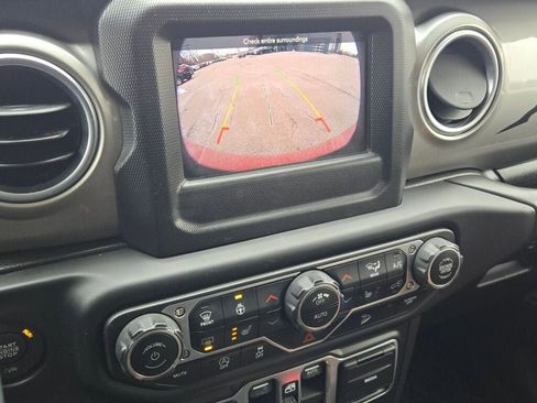 Used 2018 Jeep Wrangler Unlimited Sahara w/ Cold Weather Group image 28