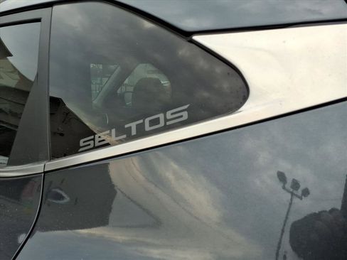 Used 2021 Kia Seltos EX image 11