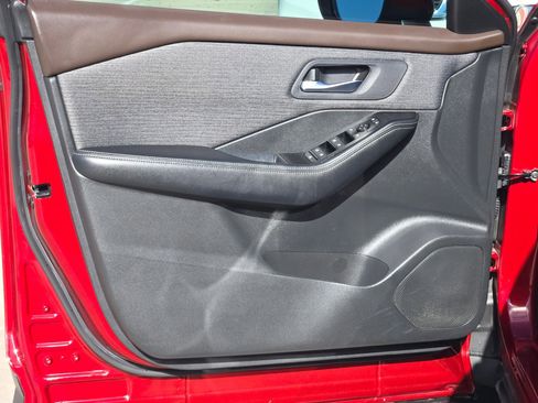 Used 2023 Nissan Rogue SV image 11