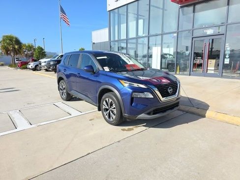 Used 2023 Nissan Rogue SV image 2