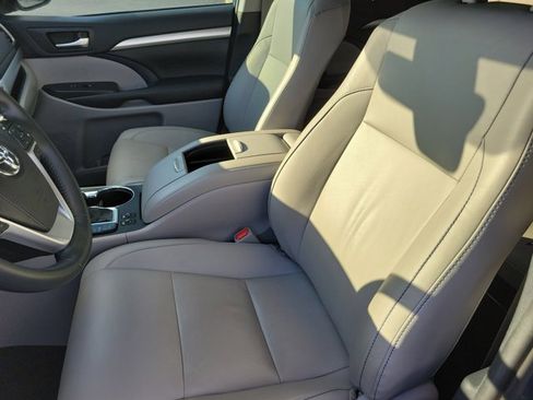 Used 2019 Toyota Highlander XLE image 21