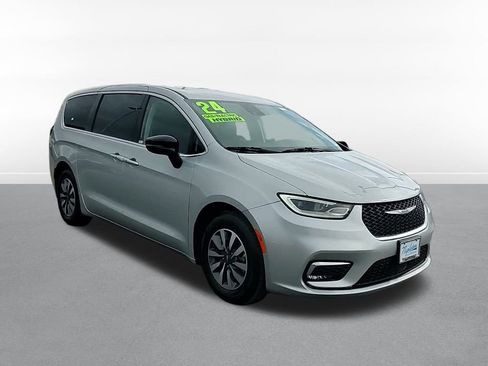 Used 2024 Chrysler Pacifica Limited FWD image 3