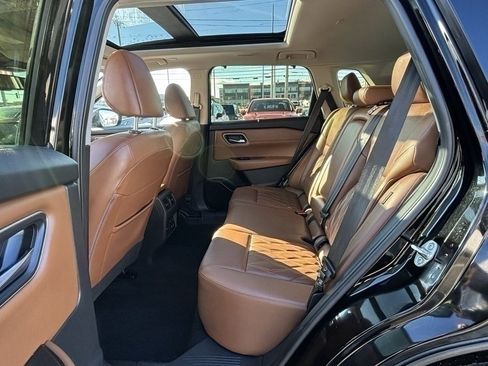 Used 2024 Nissan Rogue Platinum w/ Platinum Premium Package image 16