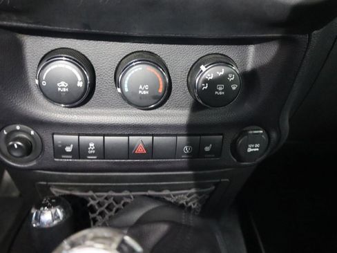 Used 2016 Jeep Wrangler Unlimited Sahara w/ Connectivity Group AWD/4WD image 15