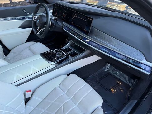 Used 2023 BMW 760i xDrive w/ Executive Package image 31