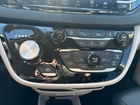 Used 2024 Chrysler Pacifica Touring-L image 13