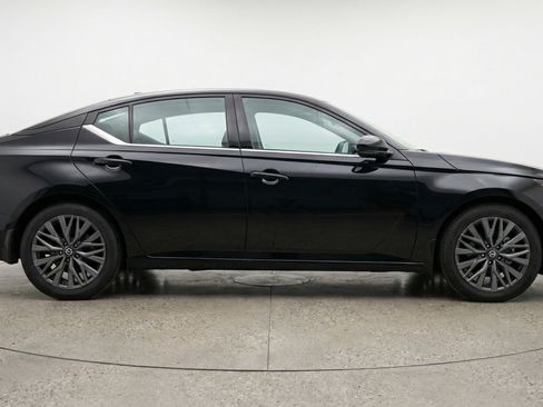 Used 2025 Nissan Altima 2.5 SV FWD image 11