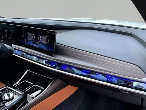 Used 2025 BMW 740i xDrive image 16