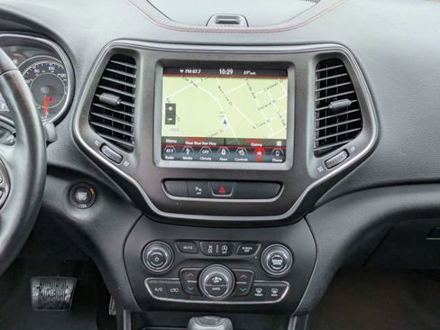 Used 2019 Jeep Cherokee Trailhawk AWD/4WD image 18