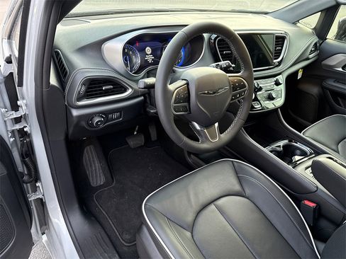 New 2026 Chrysler Pacifica Limited image 6