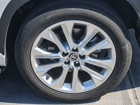 Used 2023 Toyota Highlander Limited FWD image 11