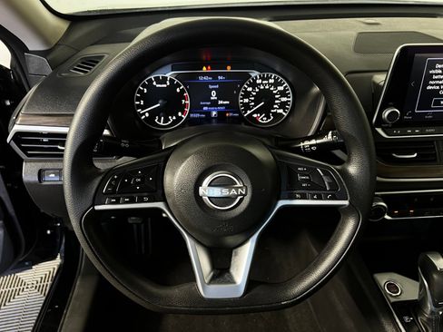Used 2024 Nissan Altima 2.5 SV FWD image 9