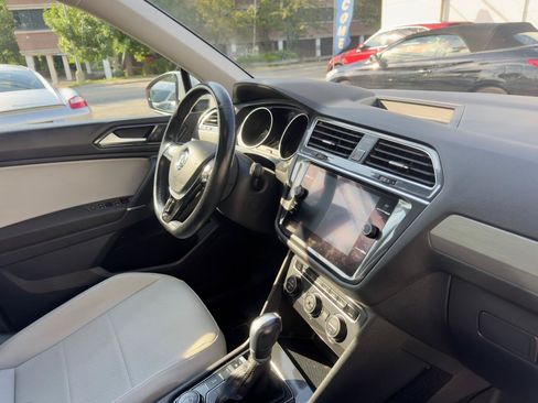 Used 2018 Volkswagen Tiguan SEL AWD/4WD image 32