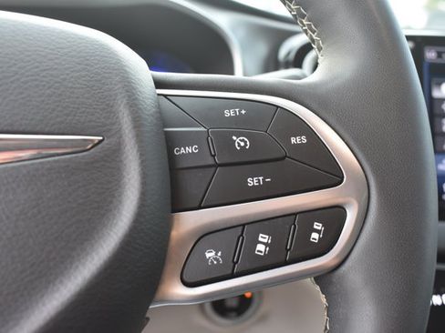 Used 2024 Chrysler Pacifica Touring-L FWD image 22